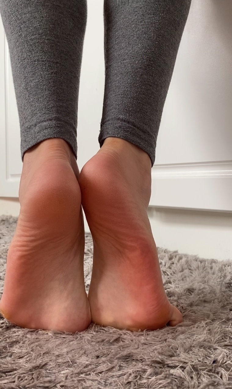VikkiPetiteFeet cover image