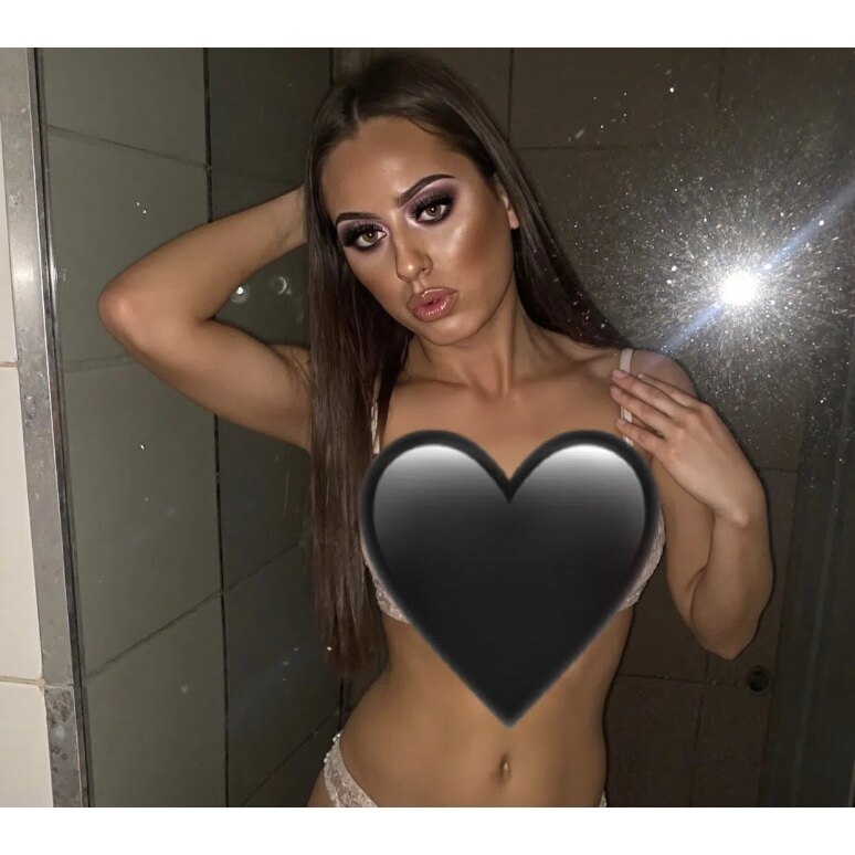 Petite brunette👸🏽 banner image