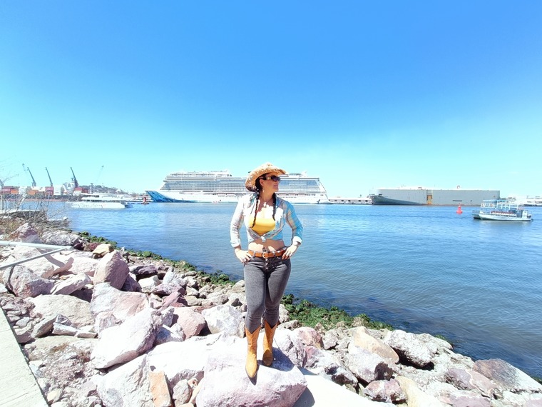 Yesenia La Gitana oficial cover image